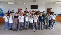 Alunos da Escola Municipal José Eurípedes visitam a Câmara