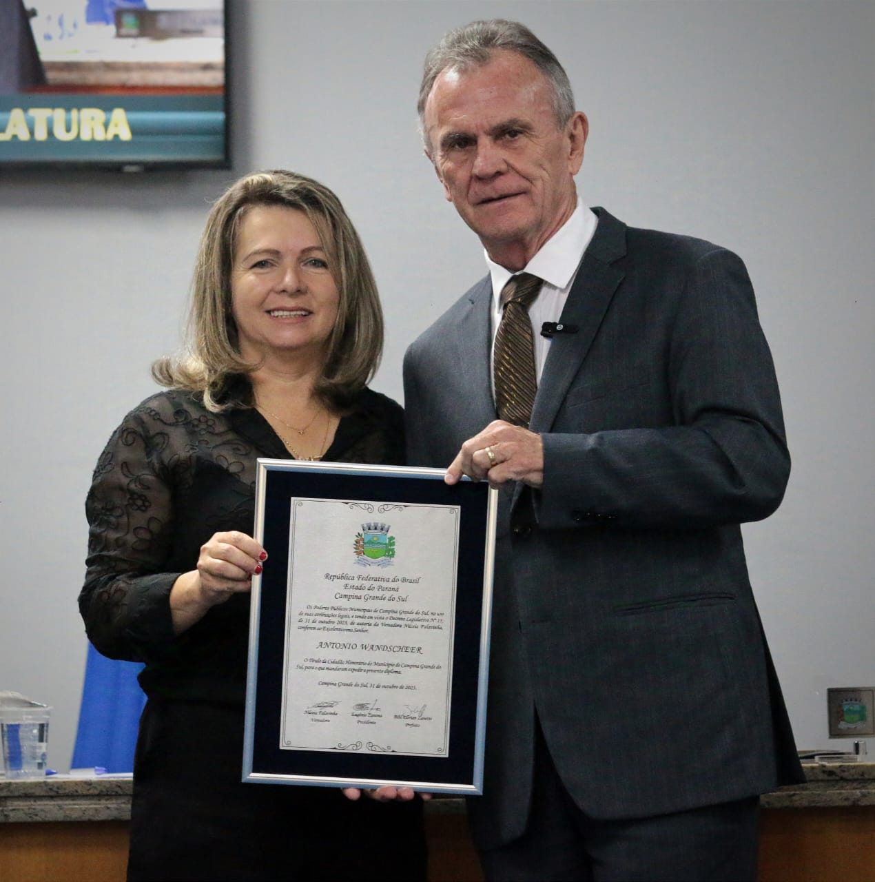 Dep. Federal Toninho Wandscheer e o Médico Dr. Leandro Ribeiro recebem Títulos de Cidadão na Câmara.