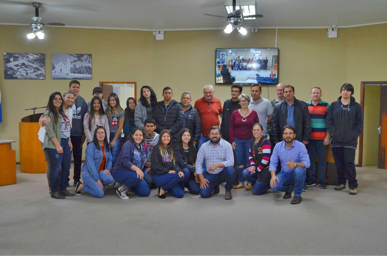 ALUNOS DO COLÉGIO ESTADUAL PREFEITO JOÃO MARIA DE BARROS ACOMPANHAM SESSÃO ORDINÁRIA NA CÂMARA MUNICIPAL DE CAMPINA GRANDE DO SUL