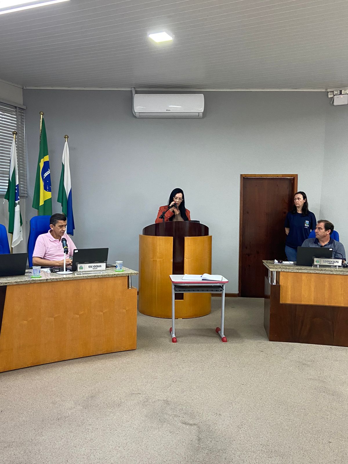 VEREADORA SUPLENTE ASSUME CADEIRA EM SESSÃO